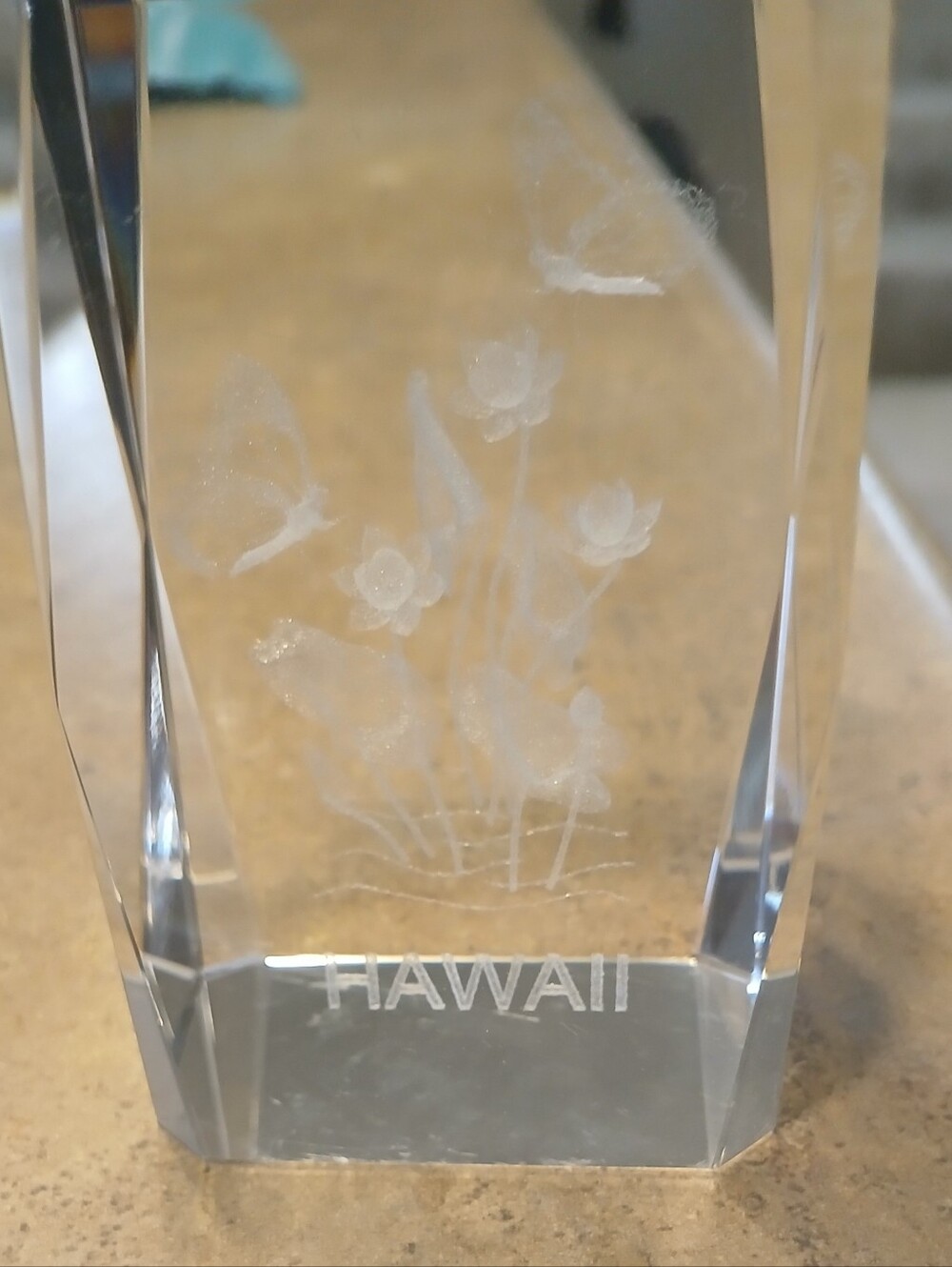 Vintage Hawaii 3D Laser-etched Cystal Glass Paperweight - Picture 5 of 6
